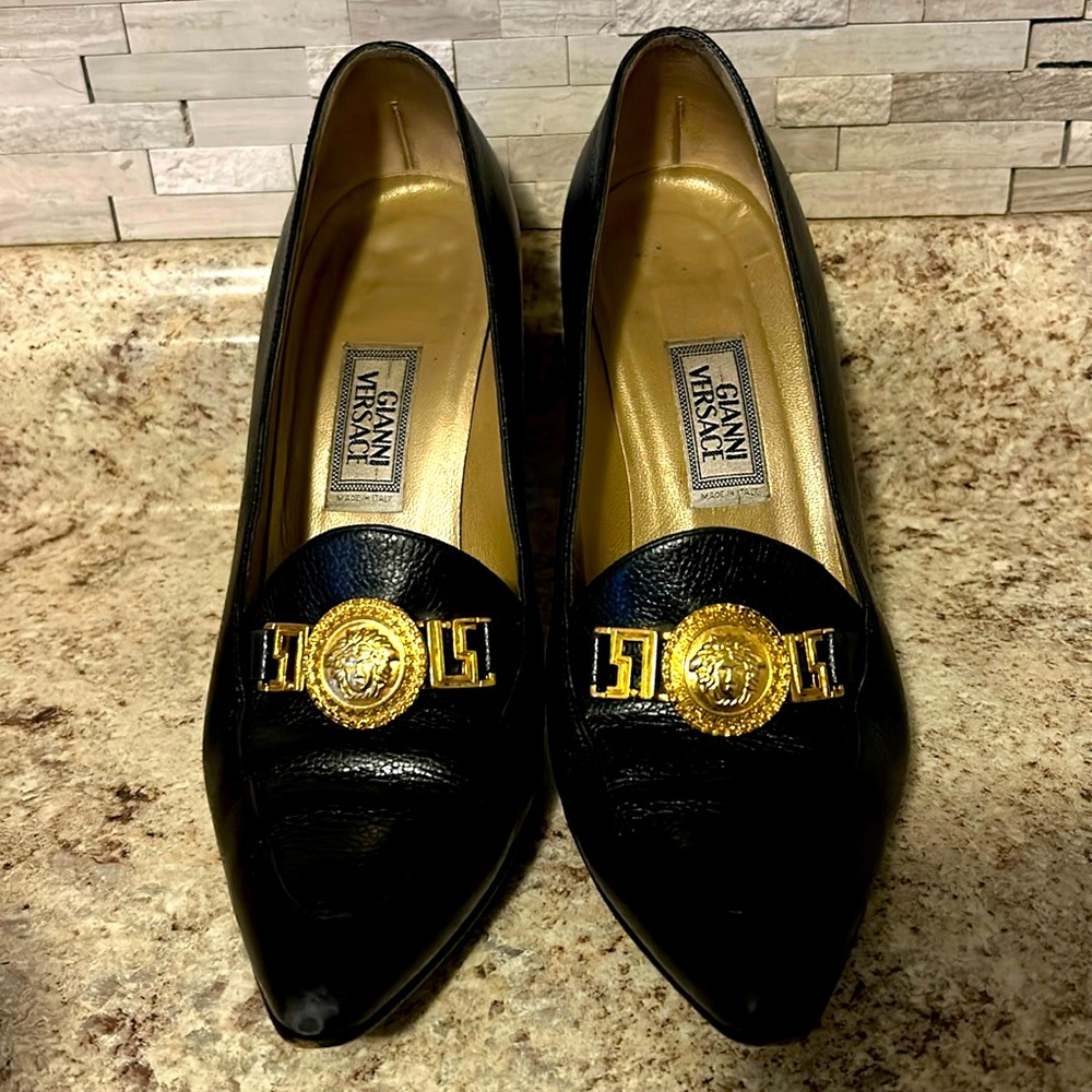 Authentic Beautiful Vintage Gianni Versace heels size 7.5 🖤
